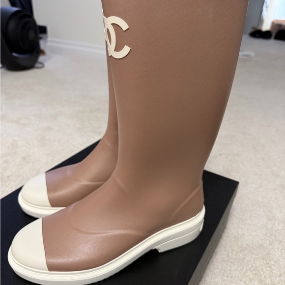 CHANEL beige and white CC Rain Boots - Picture 3 of 12